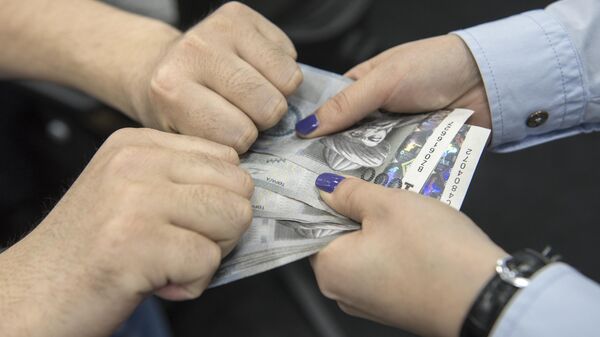 Мужчина пытается отобрать деньги у женщины. Иллюстративное фото - Sputnik Кыргызстан