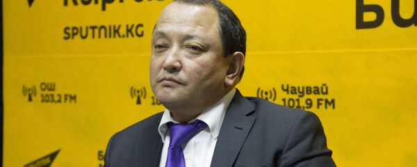 Ортопед Сабырбек Жумабеков маек учурунда - Sputnik Кыргызстан