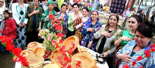 Ош шаарынын мэри Айтмамат Кадырбаев жетектеген чакан делегация кошуна Өзбекстандын Анжиян облусундагы Нооруз майрамына катышып келди - Sputnik Кыргызстан