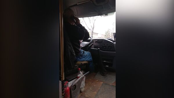 Водители бишкекских маршруток разговаривают по телефону во время езды — видео - Sputnik Кыргызстан