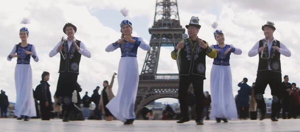 Парижди тамшанткан Жалын бий. Эйфель мунарасындагы кыргыз жаштарынын видеосу - Sputnik Кыргызстан