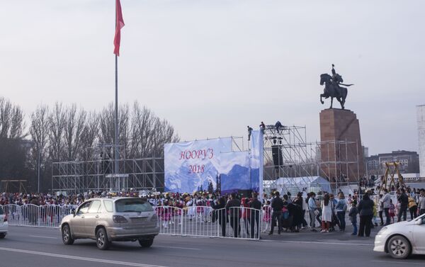 Мэрия Бишкека готовится к праздничным мероприятиям в честь Нооруза, которые пройдут на центральной площади Ала-Тоо. - Sputnik Кыргызстан