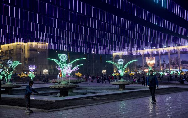 Сотрудники МП Бишкекзеленхоз установили вазоны с цветами перед сценой на центральной площади. - Sputnik Кыргызстан