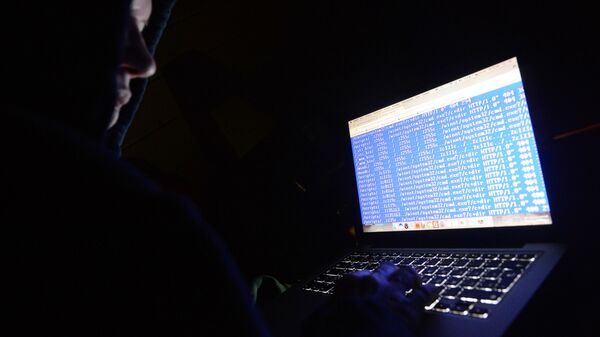 Хакер во время взлома компьютера. Иллюстративное фото - Sputnik Кыргызстан