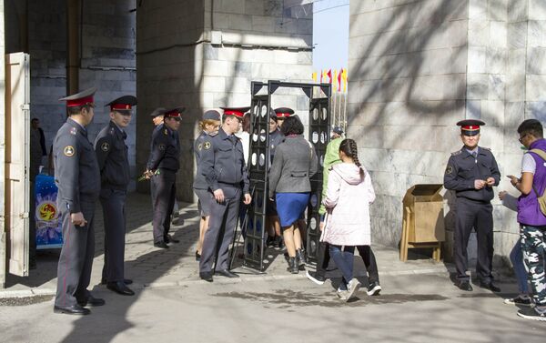 В период празднования Нооруза в Бишкеке перекрыта для проезда площадь Ала-Тоо, людей пропускают после проверки с помощью металлоискателей. - Sputnik Кыргызстан