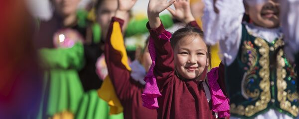 Праздничный концерт в честь Нооруза на площади Ала-Тоо в Бишкеке Праздничный концерт в честь Нооруза на площади Ала-Тоо в Бишкеке - Sputnik Кыргызстан