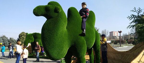 Установка топиарий на площади Победы в Бишкеке - Sputnik Кыргызстан