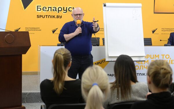 Первая серия мастер-классов прошла в Минске, вторая — в Тбилиси, после SputnikPro отправится в Ереван. - Sputnik Кыргызстан