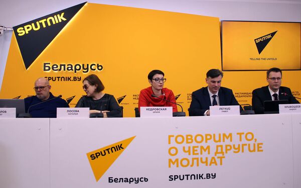 Программа презентует журналистам стандарты и технологии работы современного мультимедийного информагентства. - Sputnik Кыргызстан