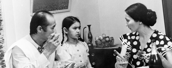 Чокморов менен Ажыбекованын кызы Анара. Кызыл алманын таберик сүрөтү Чокморов менен Ажыбекованын кызы Анара. Кызыл алманын таберик сүрөтү - Sputnik Кыргызстан