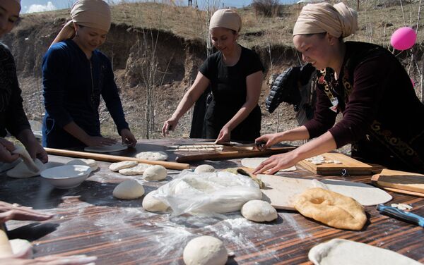 Тесто месили в Бишкекской муниципальной пекарне - Sputnik Кыргызстан