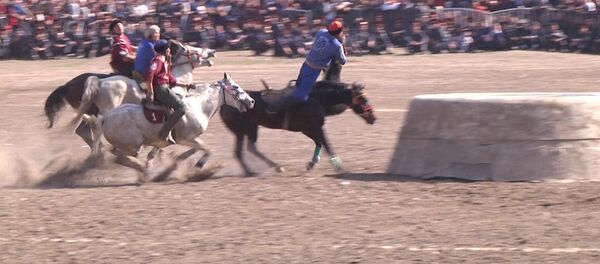 Играли так, что лошади падали, — видео с финала турнира по кок-бору - Sputnik Кыргызстан