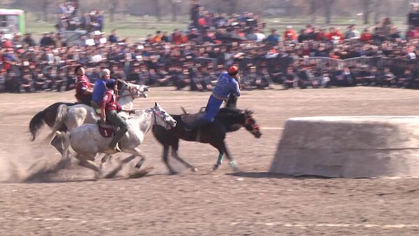 Играли так, что лошади падали, — видео с финала турнира по кок-бору - Sputnik Кыргызстан