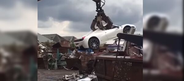 Туура эмес токтогон Ferrari темир-тезекке айланганда. Видео - Sputnik Кыргызстан