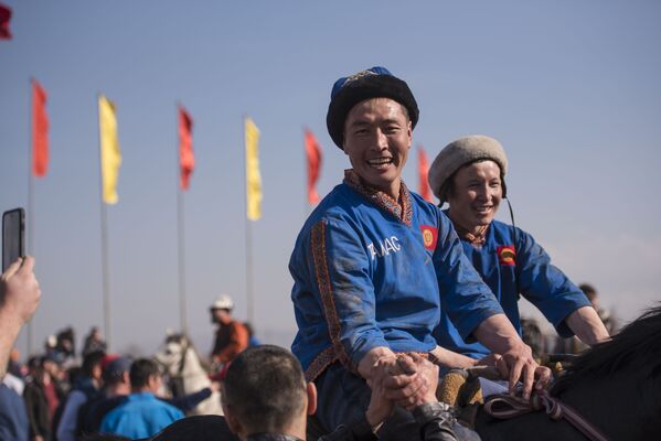 Жеңиштин даамын татып, кубанычын күйөрмандары менен бөлүшүп жаткан Ынтымак командасынын оюнчулары - Sputnik Кыргызстан