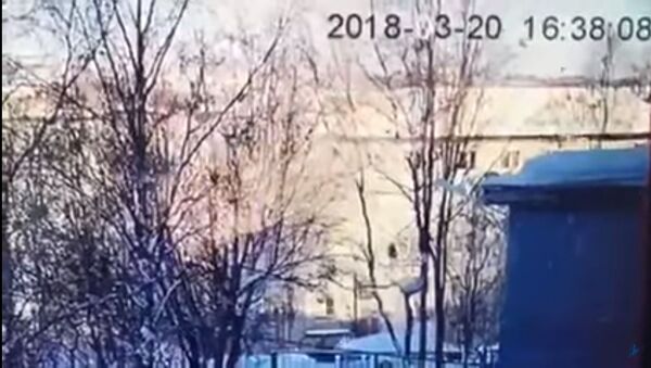 Подъезд обрушился за 2 секунды — в доме взорвался газ. Видео из Мурманска - Sputnik Кыргызстан
