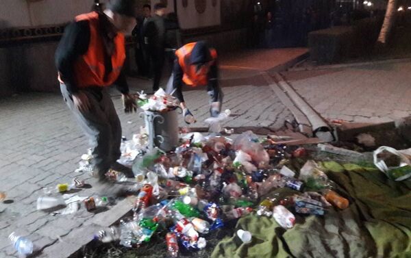 После празднования Нооруза с площади Ала-Тоо вывезли 11 тонн мусора - Sputnik Кыргызстан