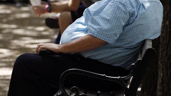 Мужчина с лишним весом сидит на скамейке. Архивное фото - Sputnik Кыргызстан