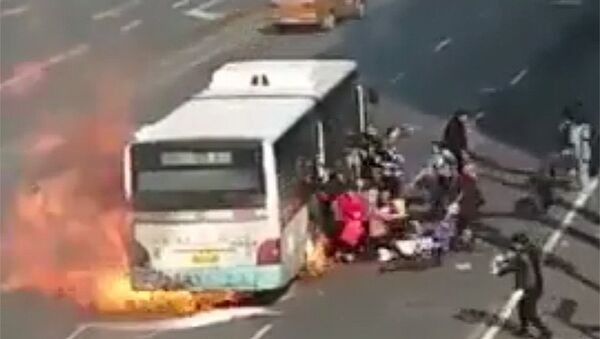 В Китае загорелся автобус, пассажиры спаслись в последний момент - Sputnik Кыргызстан