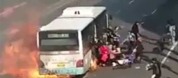 В Китае загорелся автобус, пассажиры спаслись в последний момент В Китае загорелся автобус, пассажиры спаслись в последний момент - Sputnik Кыргызстан