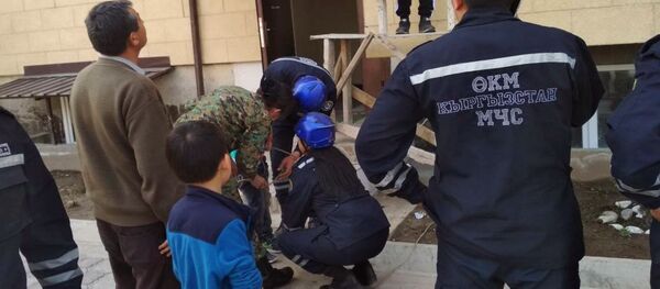 Спасатели МЧС сняли с карниза балкона 7-летнего мальчика в Бишкеке Спасатели МЧС сняли с карниза балкона 7-летнего мальчика в Бишкеке - Sputnik Кыргызстан