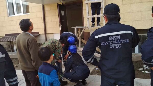 Спасатели МЧС сняли с карниза балкона 7-летнего мальчика в Бишкеке - Sputnik Кыргызстан