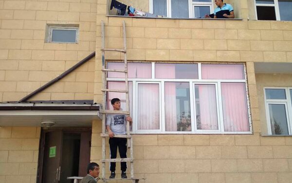 ӨКМдин куткаруучулары 2-кабаттын балконунун кырынан 7 жаштагы баланы түшүрдү - Sputnik Кыргызстан