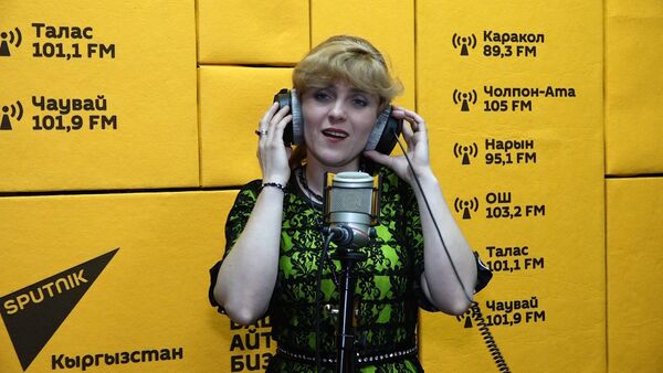 Она поет знаменитые кыргызские песни на русском языке — невероятное видео - Sputnik Кыргызстан