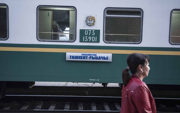 Поезд простоял на железнодорожном вокзале в Бишкеке 40 минут и отправился в город Балыкчи Иссык-Кульской области - Sputnik Кыргызстан