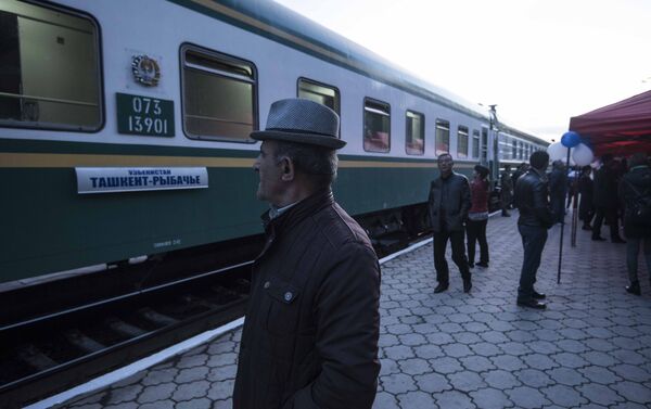 Сегодня, 23 марта, в 19.00 в Кыргызстан прибыл поезд Ташкент - Бишкек - Балыкчи - Sputnik Кыргызстан