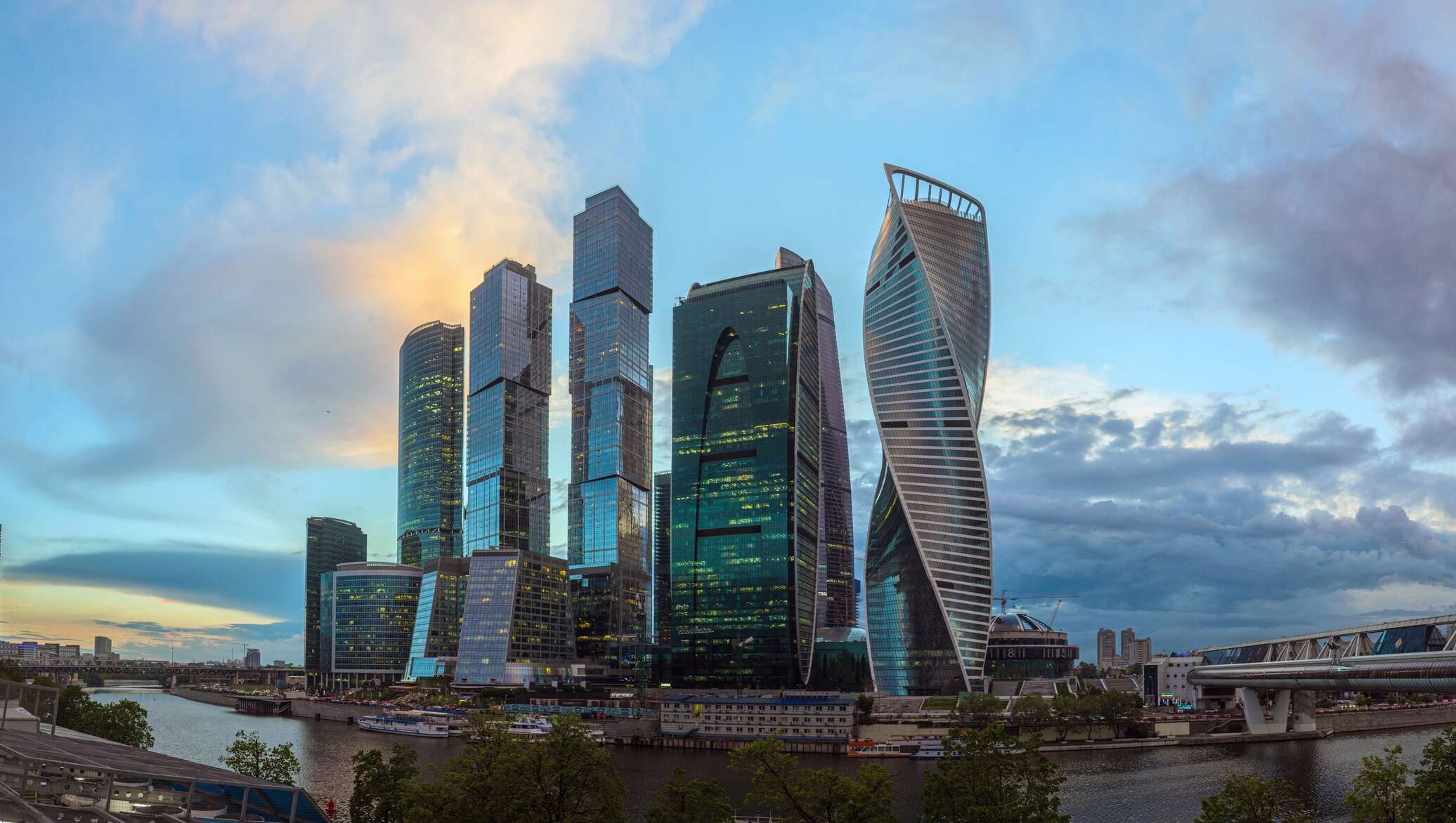 The city business centre. Москва Сити 2025. Башни Москоу Сити 2025. Москоу Сити бизнес центр. В 2020 году город реализовал на 11% больше объектов недвижимости. Москвы.