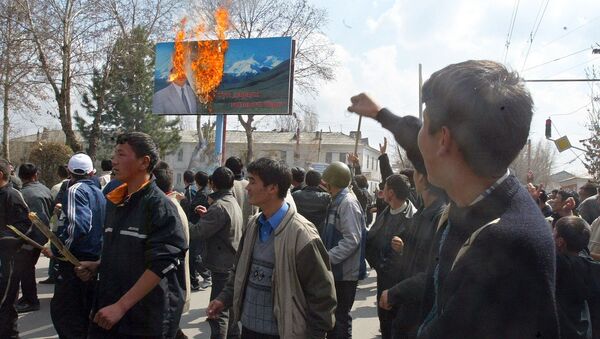 Протестующие оппозиционеры проходят мимо горящего плаката президента Кыргызстана Аскара Акаева в городе Ош - Sputnik Кыргызстан