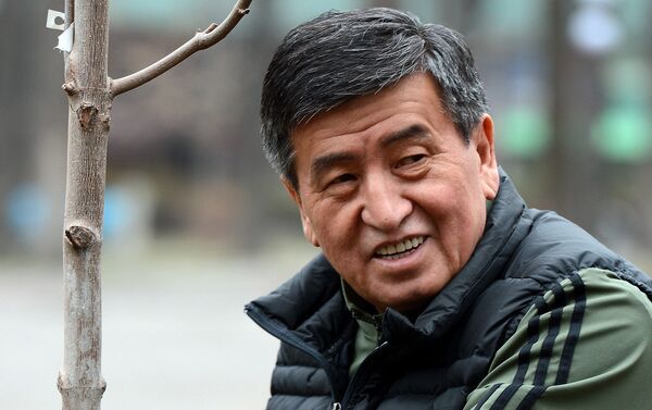 Сооронбай Жээнбеков и сотрудники аппарата президента провели субботник в Бишкеке - Sputnik Кыргызстан
