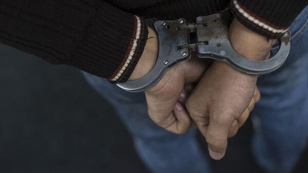 Подозреваемый в наручниках. Архивное фото - Sputnik Кыргызстан