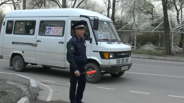 Посмотрите на трещину на лобовом — видео с рейда Микроавтобус в Бишкеке - Sputnik Кыргызстан