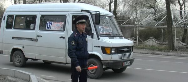 Посмотрите на трещину на лобовом — видео с рейда Микроавтобус в Бишкеке - Sputnik Кыргызстан