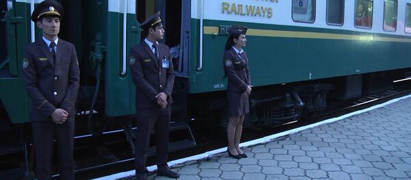 Узбекистанцы в Кыргызстане: видео прибытия поезда Ташкент — Бишкек - Sputnik Кыргызстан