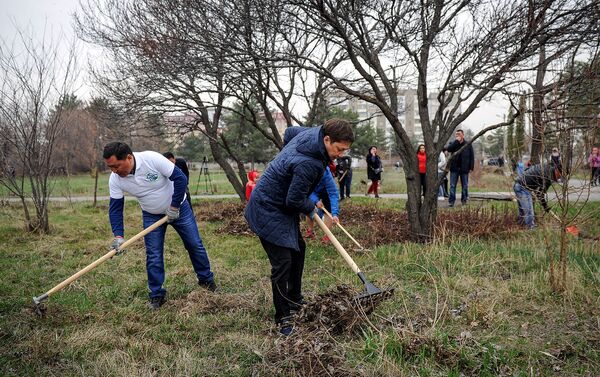 Премьер-министр Сапар Исаков 24 марта принял участие в субботнике на территории Ботанического сада имени Э. Гареева в Бишкеке - Sputnik Кыргызстан