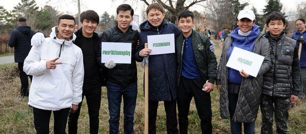 Субботник на территории Ботанического сада имени Э. Гареева в Бишкеке - Sputnik Кыргызстан