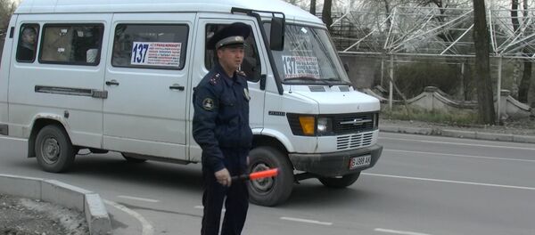 Маршрутка айдагандарга кандай эреже бузганы үчүн айып салынат? Рейддин видеосу - Sputnik Кыргызстан
