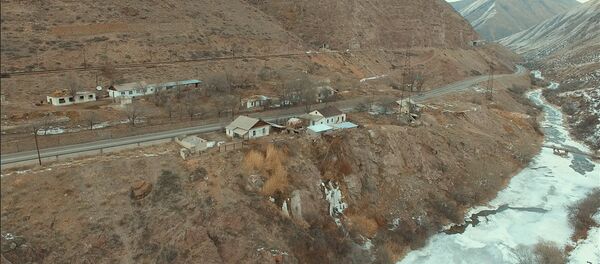 Кыргызстандагы эң кичинекей айылдын жашоо-шарты. Видео - Sputnik Кыргызстан