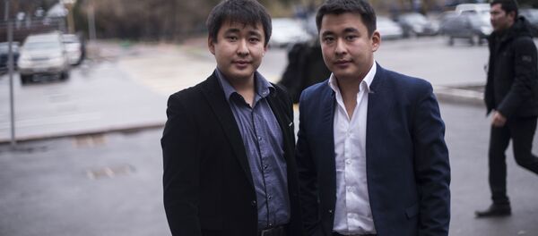 Близнецы Асан (справа) и Усон Жумабековы - Sputnik Кыргызстан