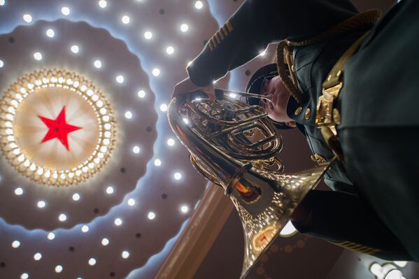 Бүткүл кытайлык эл өкүлдөрү жыйынынын жабылуу аземинде ойногон оркестрдин мүчөсү - Sputnik Кыргызстан