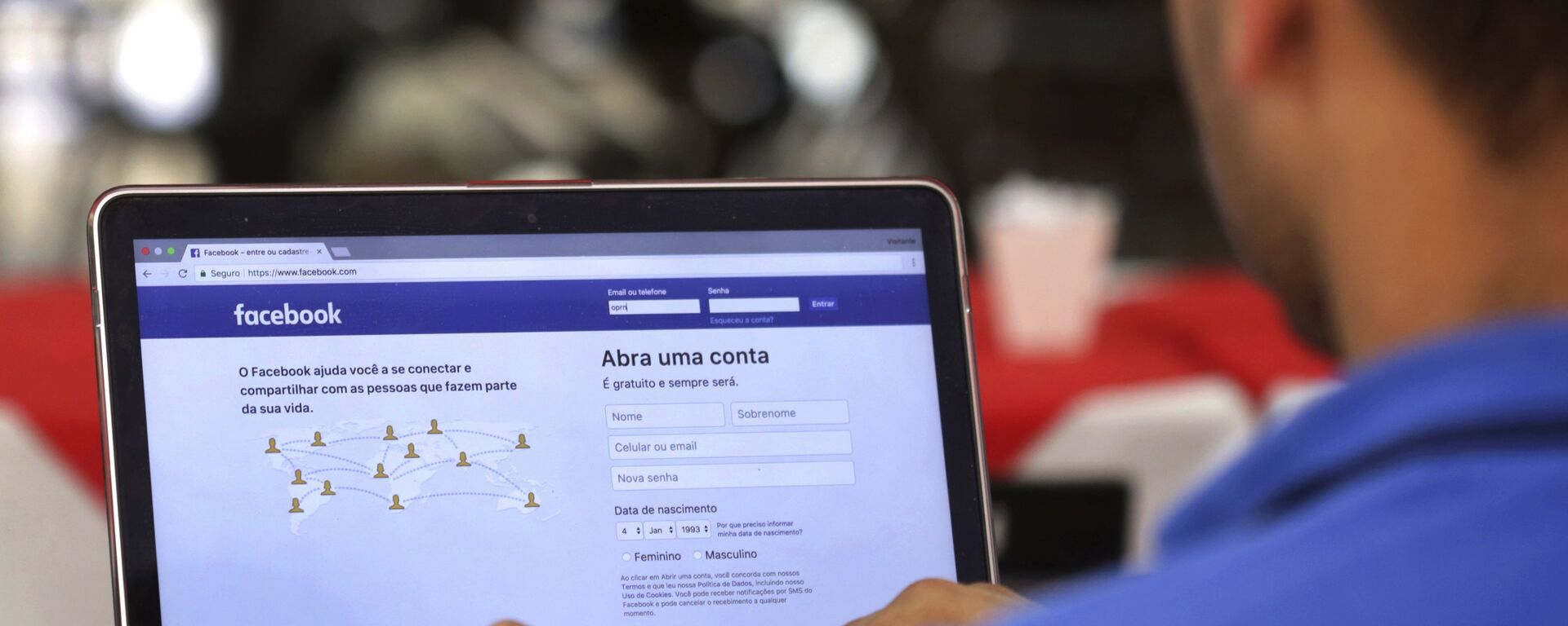 Мужчина за ноутбуком - Sputnik Кыргызстан, 1920, 17.03.2026