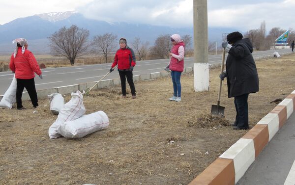 Сотрудники ведомства совместно с волонтерами очистили от отходов и рыболовных сетей дорогу около Балыкчи и часть прибрежной зоны озера Иссык-Куль - Sputnik Кыргызстан