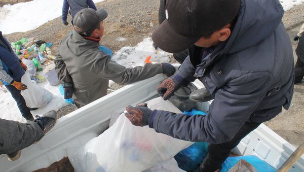 Очистка от мусора прибрежной зоны озера Иссык-Куль - Sputnik Кыргызстан