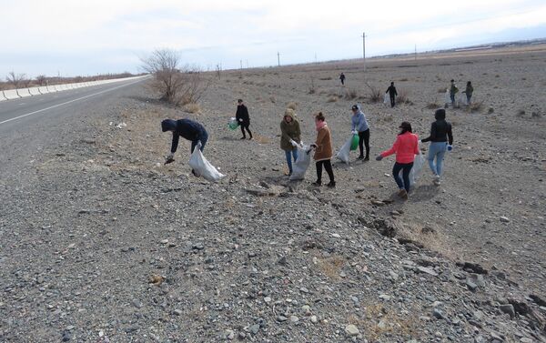В воскресенье прошла акция очистки части побережья двух озер от бытовых и прочих отходов, сообщает пресс-служба Государственного агентства охраны окружающей среды и лесного хозяйства - Sputnik Кыргызстан