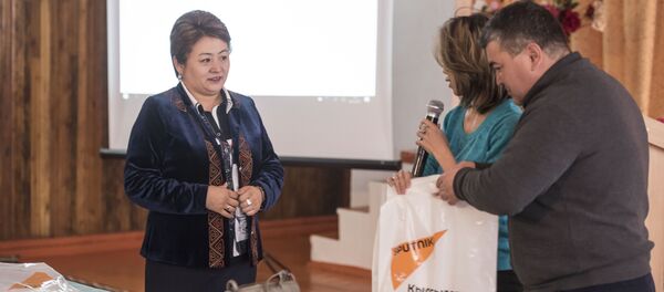 Sputnik Кыргызстан маалымат агенттиги жана радиосу белгилүү жазуучу Төлөгөн Касымбековдун Сынган кылыч тарыхый романынын аудио версиясын шаардагы мектептер менен гимназиялардын кыргыз тили жана адабияты боюнча мугалимдерине тааныштырды - Sputnik Кыргызстан