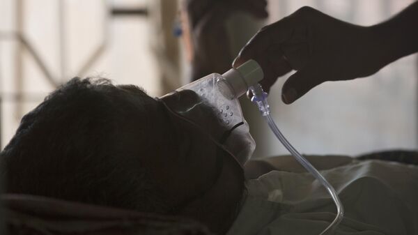 Пациент в кислородной маске в больнице. Архивное фото - Sputnik Кыргызстан