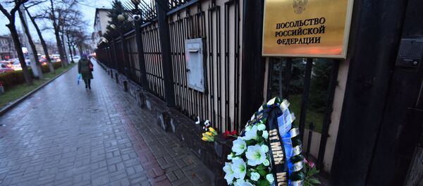 Цветы в память о погибших в посольстве России в Кыргызстане - Sputnik Кыргызстан
